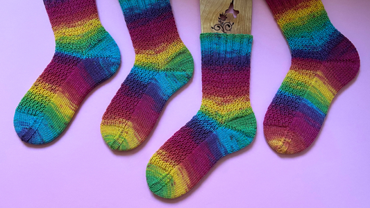 Regenbogen-Stricksocken - Kostenloses Muster