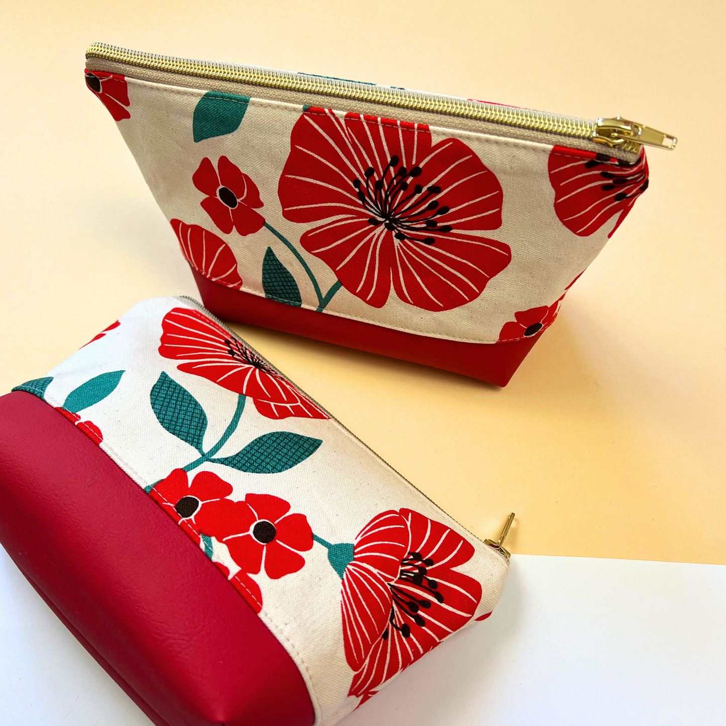 Große Kosmetiktasche "Rote Blumen" mit Kunstleder Rot Limited Edition