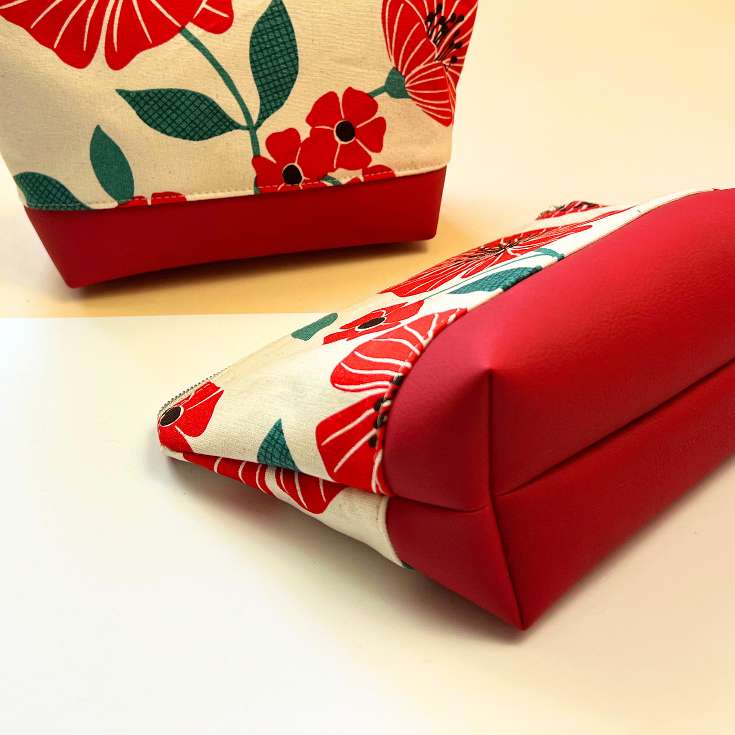Große Kosmetiktasche "Rote Blumen" mit Kunstleder Rot Limited Edition