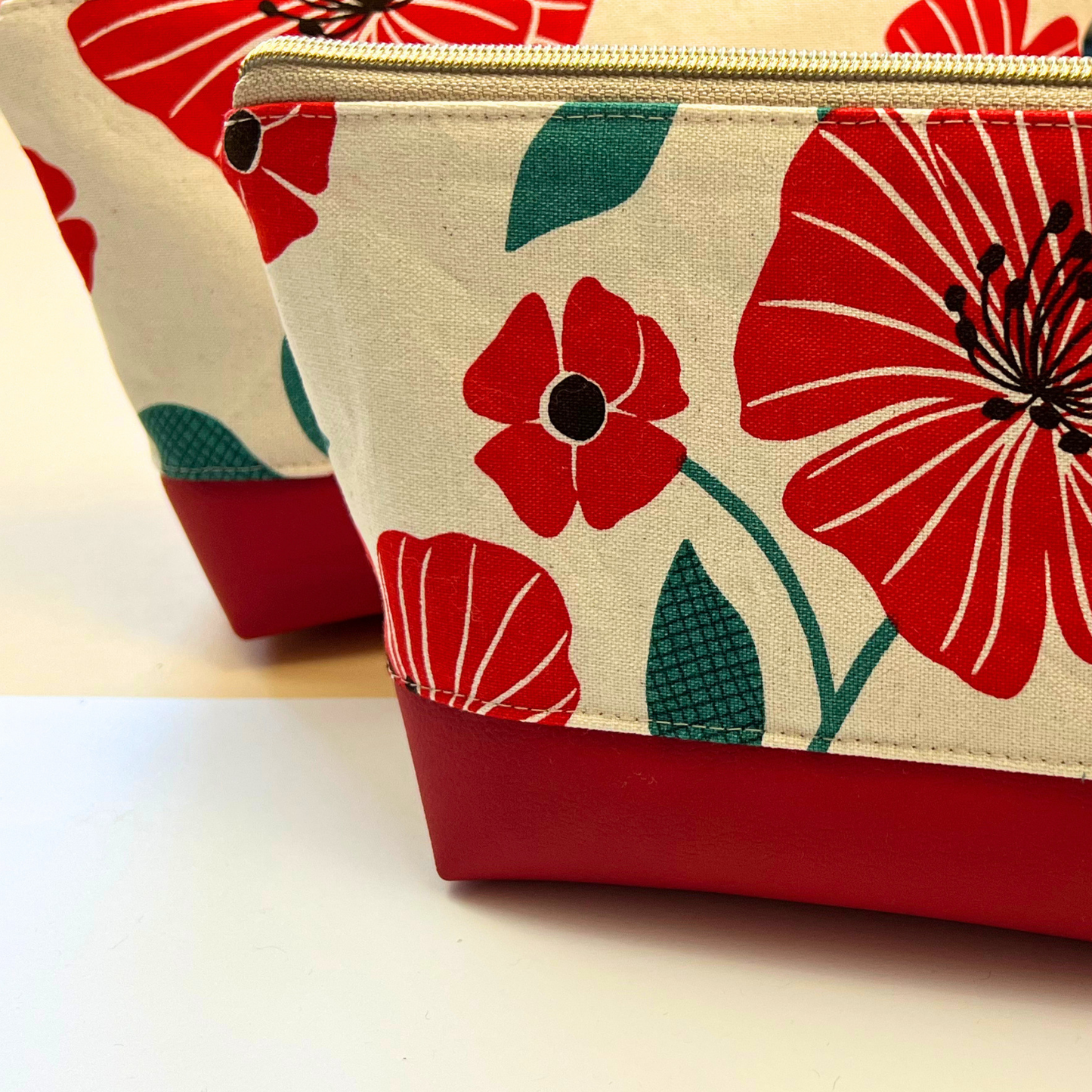 Große Kosmetiktasche "Rote Blumen" mit Kunstleder Rot Limited Edition