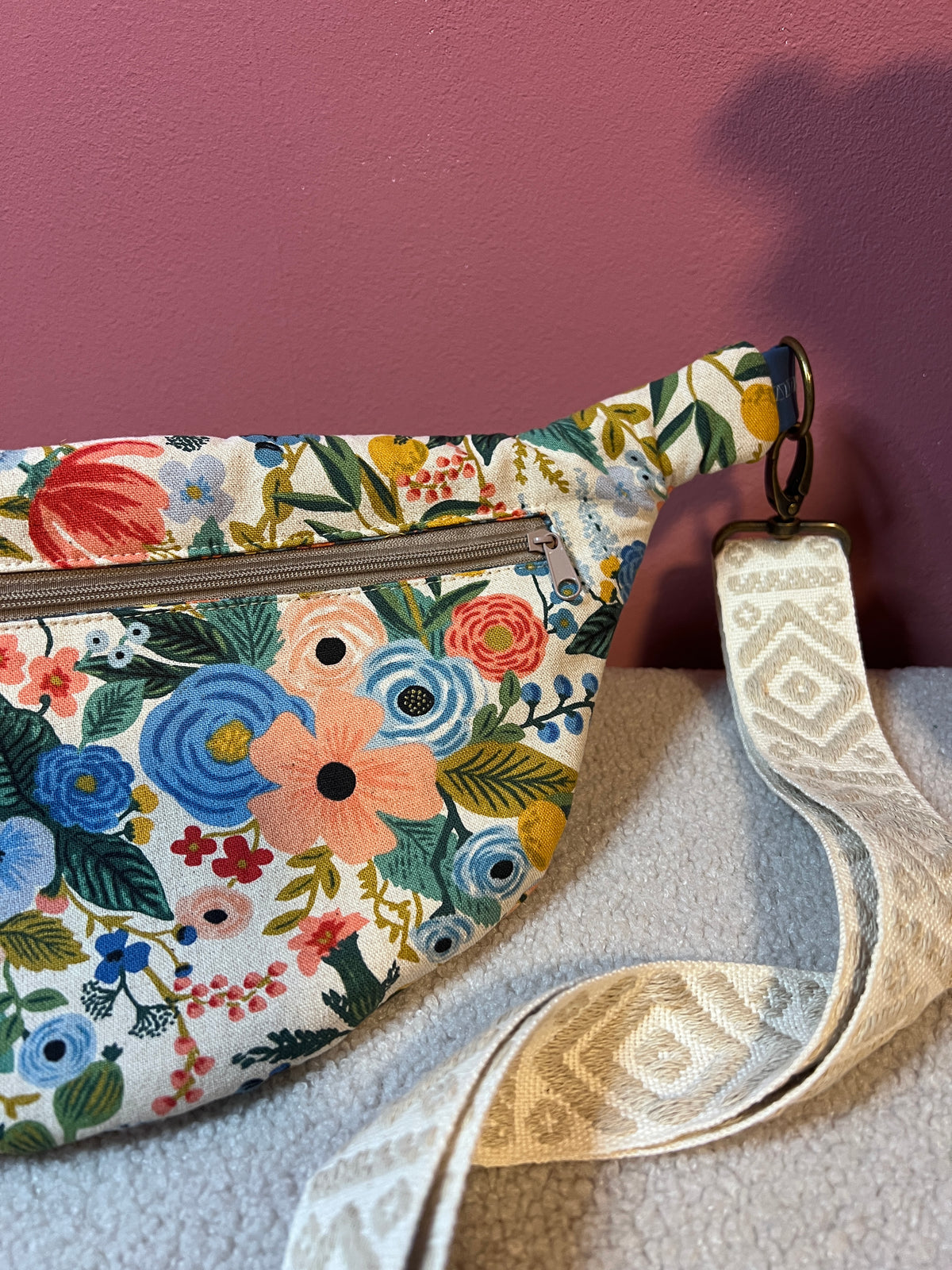 Bauchtasche Englisches Blumenmuster mit Kunstleder Blau und gewebtem Gurtband, mit Extrafach