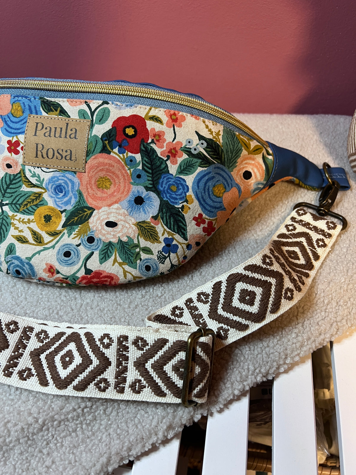 Bauchtasche Englisches Blumenmuster mit Kunstleder Blau und gewebtem Gurtband, mit Extrafach