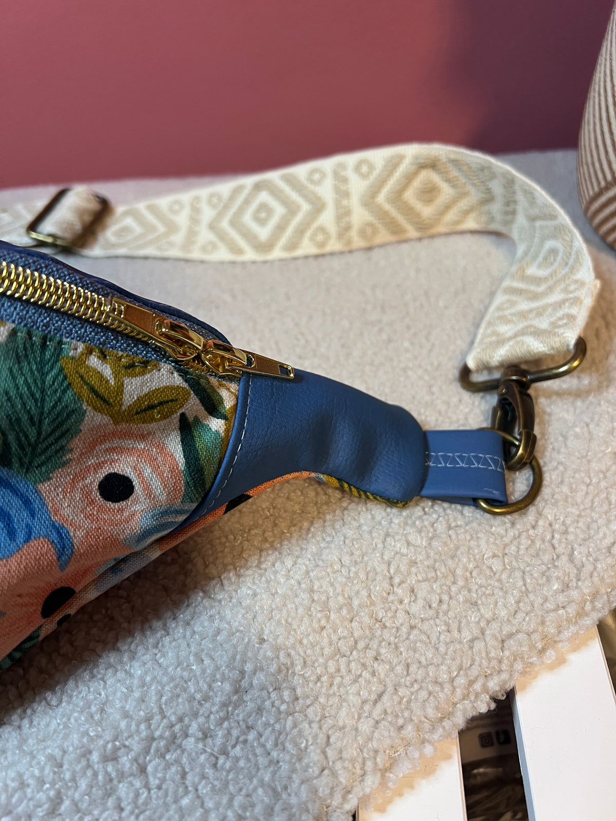 Bauchtasche Englisches Blumenmuster mit Kunstleder Blau und gewebtem Gurtband, mit Extrafach
