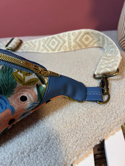 Bauchtasche Englisches Blumenmuster mit Kunstleder Blau und gewebtem Gurtband, mit Extrafach